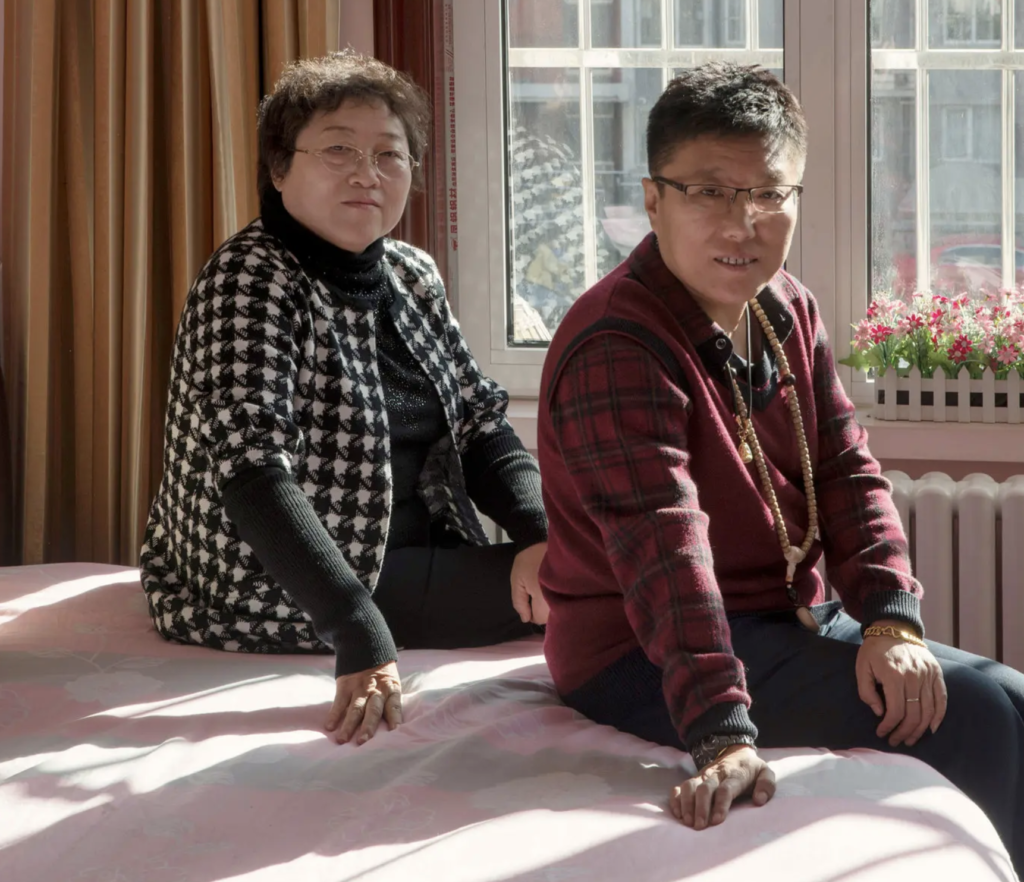 Lin Yinhe, socióloga china, con su marido transexual